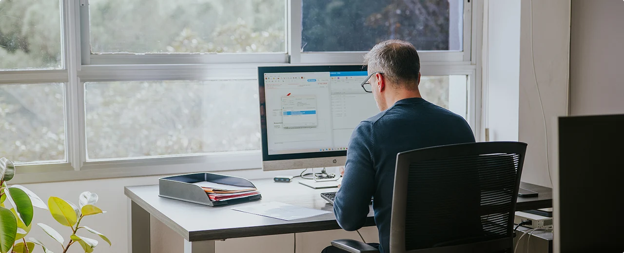 Procurador Iván del Barrio en su puesto de trabajo