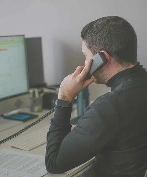 Francesc Calvo atendiendo a un cliente